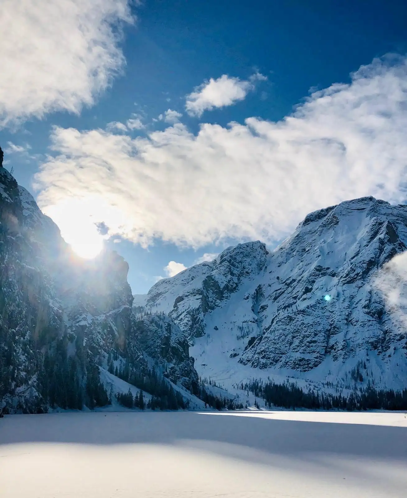 Winterlicher Bergsee mit Felswänden
